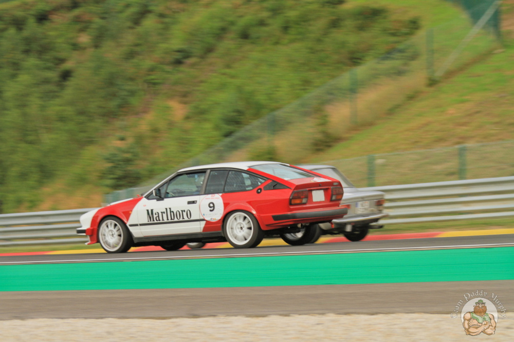Alfa Romeo Alfetta GTV6 überholt einen BMW