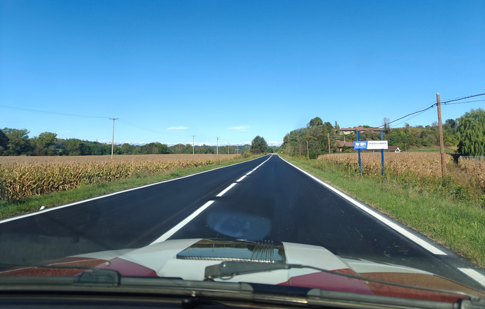 Perfekte Strasse im Piemont